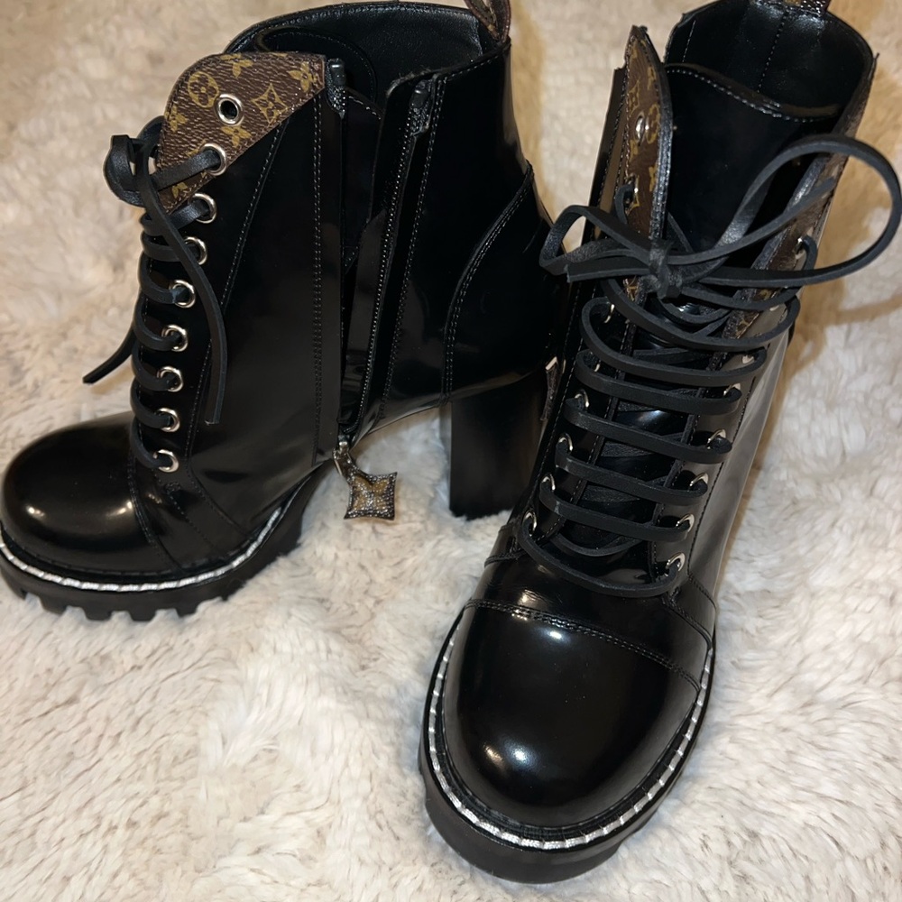 Louis Vuitton Authentic Star Trail Ankle Boot 39